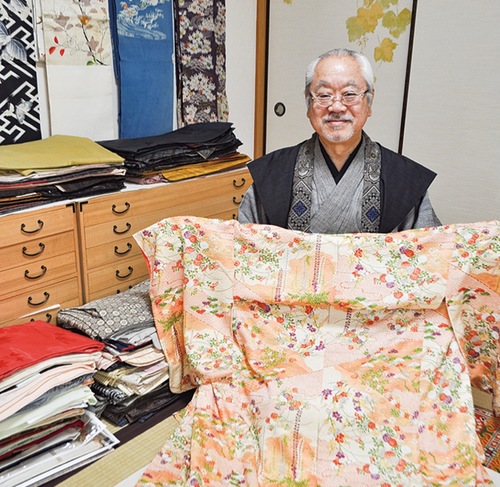 リユースきものを手に池田さん