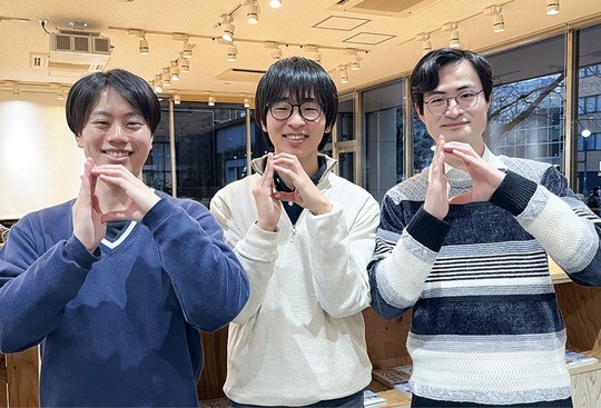 「Ｄ」のポーズを決めるメンバー