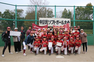 優勝した間門イーグルスのメンバー＝提供