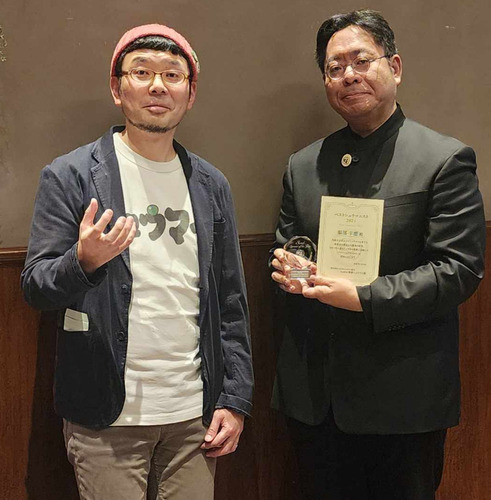 シュウマイ潤さん（左）と服部さんの次男、染谷さん