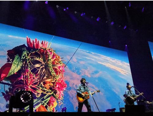 横浜アリーナで歌うゆずの北川悠仁さん（左）と岩沢厚治さん。昨年７月に発売された18枚目のオリジナルアルバム『図鑑』を引っ提げて行われた約２年ぶりとなる全国アリーナツアーは、昨年10月から全国12カ所30公演が行われた©SENHA 