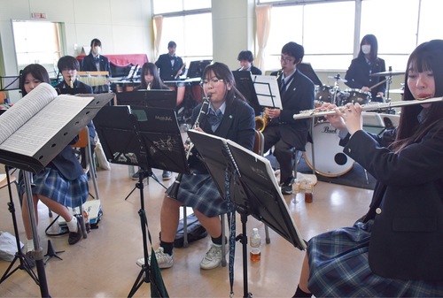 練習に集中する部員たち