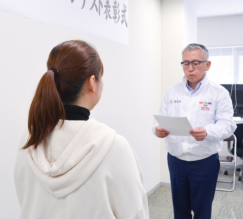 賞状を渡す伊藤支社長（右）と村上さん