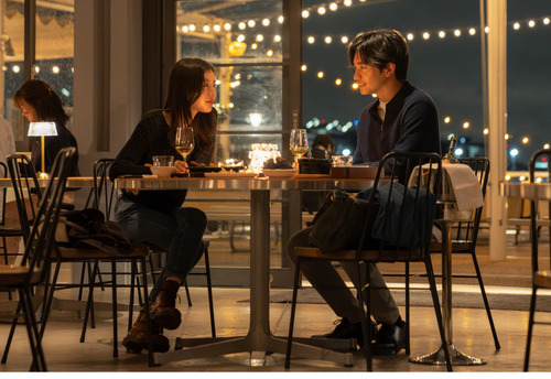 「別世界」の２人が語らう夜のレストランには、山下公園内の「THE WHARF HOUSE」が使われた