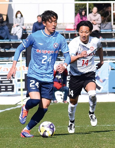 ボールを運ぶＤＦの西田勇祐選手（左）