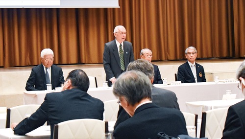 あいさつをする松澤委員長(中央）