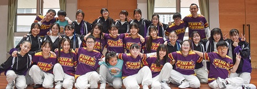 「ＦＵＮＳＴＡＲ」メンバーと青山学院横浜英和中のダンス部１年生