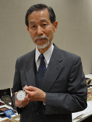 時計を手にする小川さん