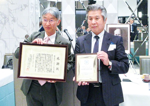 感謝状を手にする横浜西ＲＣの長谷川会長（左）