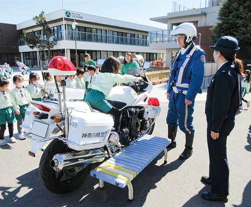 白バイにまたがる児童