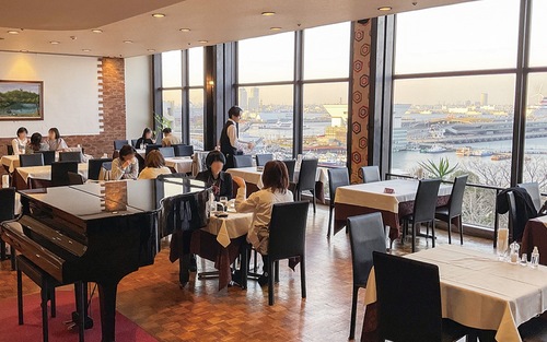 一面ガラス張りの窓の外に横浜港が広がる。横浜ベイブリッジから山下公園、大さん橋、赤レンガ倉庫まで見渡すことができる