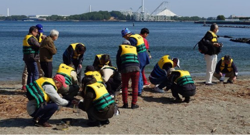 マイクロプラスチックを採取する参加者