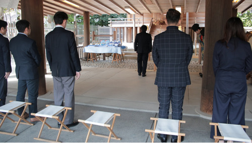 参拝するありあけの関係者