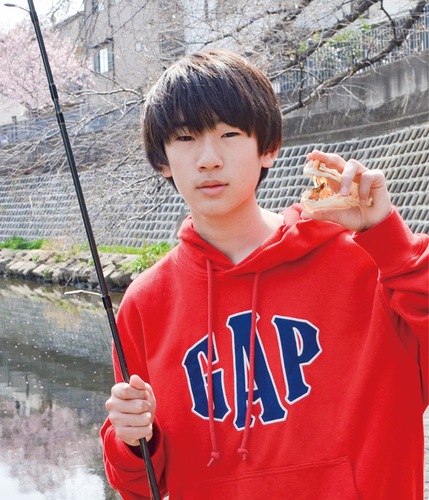 大岡川でヒラメのあごを手にする桂さん