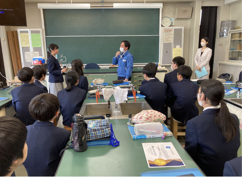 発表に臨む生徒＝提供