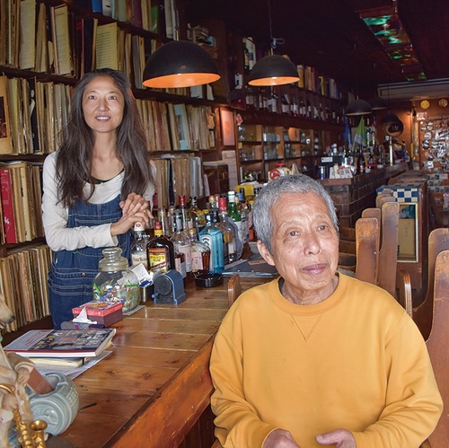 50年間変わらないカウンターを挟んで、店主の川上裕朗さん（右）と妻の香奈子さん