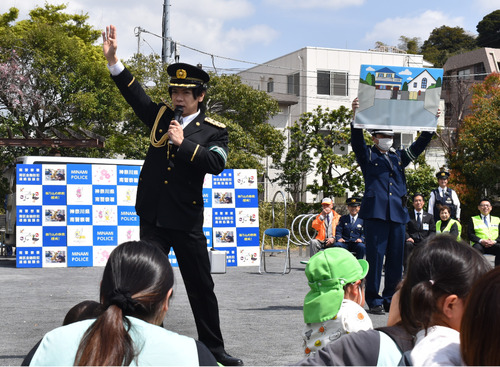 クイズを出す野田クリスタルさん