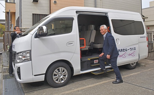 ループバスに乗り込む木曽川会長