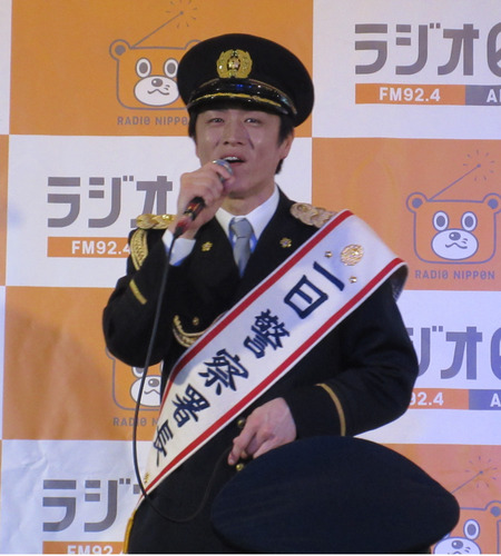 ミニライブで熱唱する真田さん