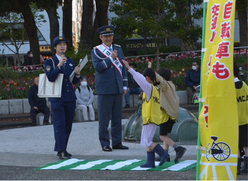 横断歩道の渡り方を指導する鶴見さん