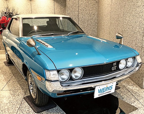 本社１階入口に展示されている「セリカ１６００ＧＴ｣