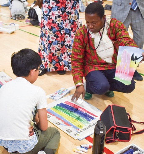 生徒の絵にアドバイスするヤフィドゥさん