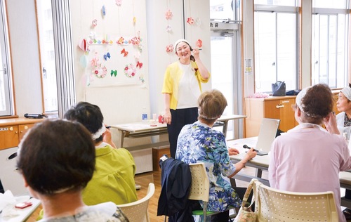 にっこり笑いながらチークを塗布