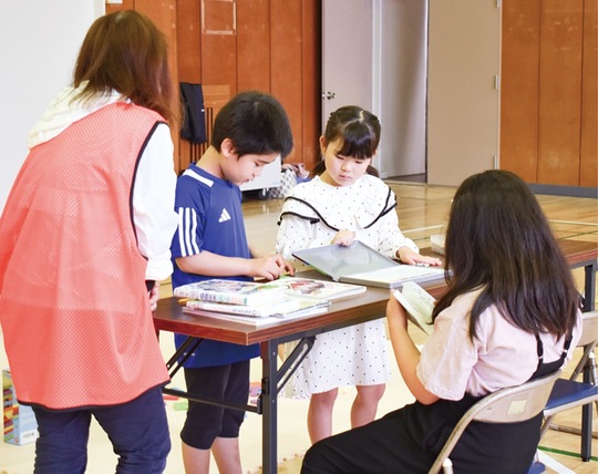 スタッフに見守られ、思い思いに過ごす児童