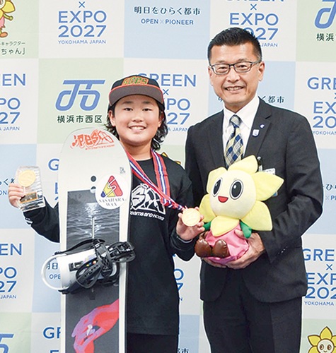 笑顔で優勝を報告する阿左美さん（左）