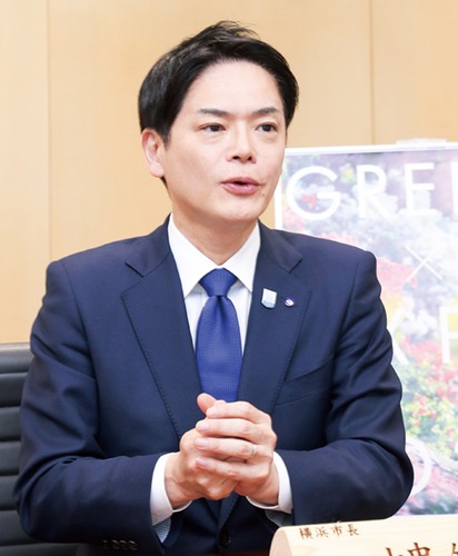 インタビューに答える山中竹春市長