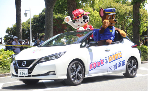 「パウ・パトロール」のキャラクター「チェイス」（右）と「マーシャル」