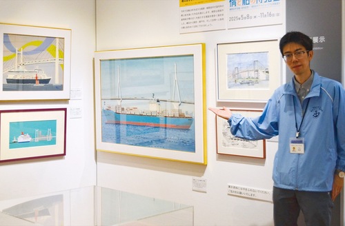 作品を紹介する奥津さん