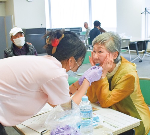 大学院生らが噛む力などを測定