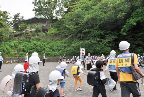 避難場所に向かう児童