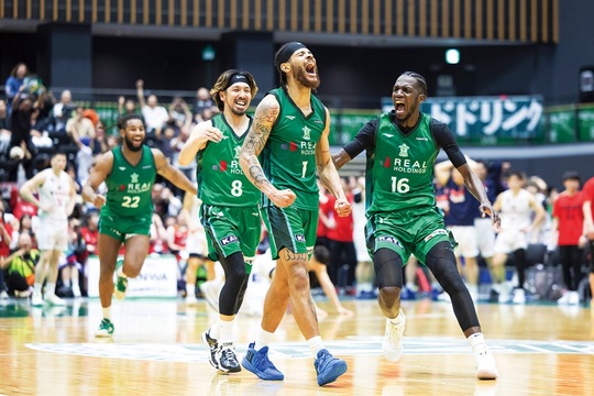 最後逆転の３ポイントシュートを決めたトレイ・ボイドIII選手＝中央＝（提供写真）