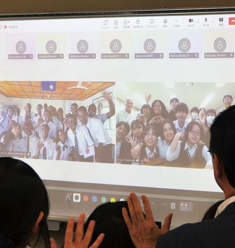 画面越しで交流する生徒たち