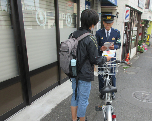 ヘルメット着用を呼びかける大場署長