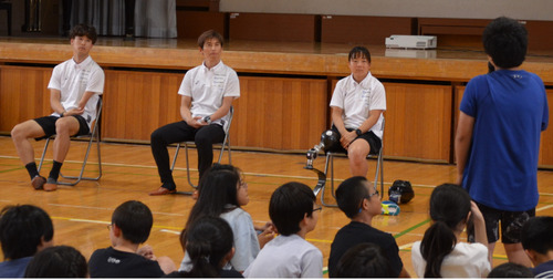 日本代表選手に質問する児童