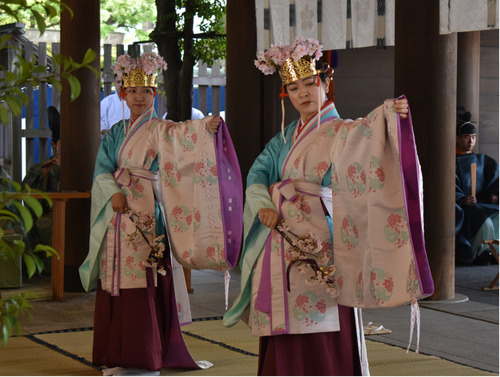 創作雅楽を奉奏する巫女