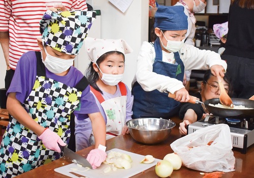 真剣な眼差しで調理する子どもたち