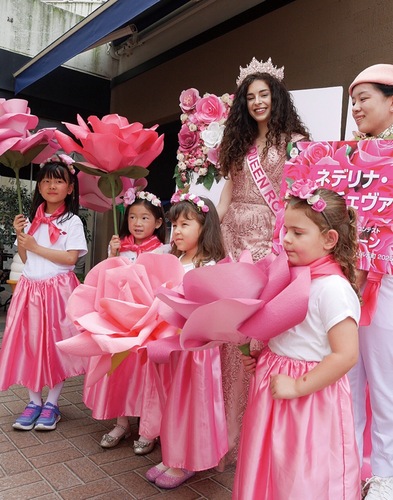 地域の子どもたちと一緒にパレードを行ったローズクイーン＝後列＝（提供写真）