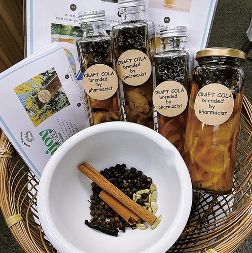 スパイスがたっぷり入ったクラフトコーラシロップ。見た目もおしゃれなボトルでプレゼントにも人気