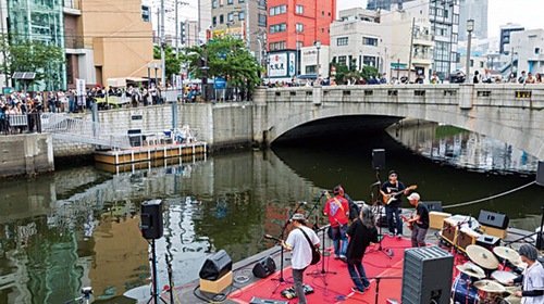 日ノ出桟橋の対岸に特設された台船ステージ（写真提供）