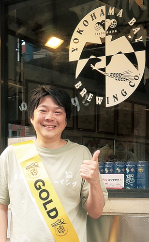 金賞のたすきをかける鈴木代表