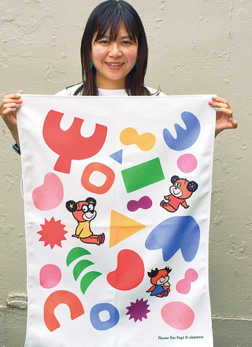 展示作品の1つを持つ岡部さん