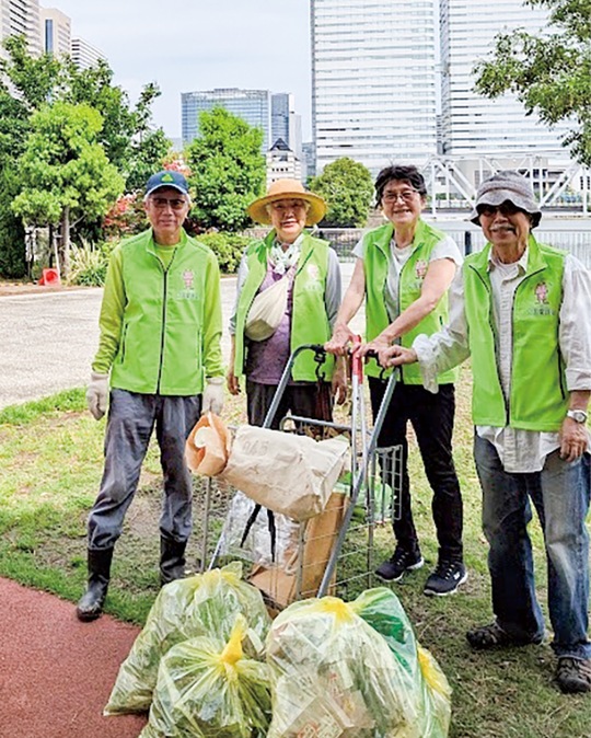 北仲通北公園愛護会のメンバー（右端が一宮会長）