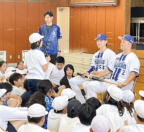 児童から質問を受ける牧選手（右）と中川選手