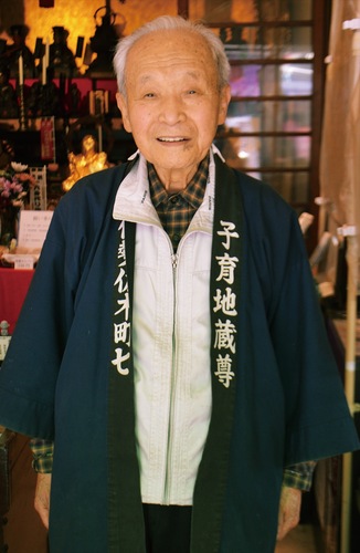 子育て地蔵尊を見守る「堂守」として今も活躍する久保さん。毎週火曜日に常駐している