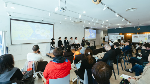 若者が参加した「YOXO FESTIVAL」でのトークセッション＝提供