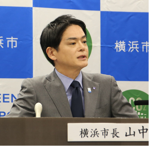 会見で市長選について語る山中市長